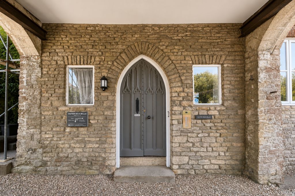 Property photo 1 of 18 Communal Front Door
