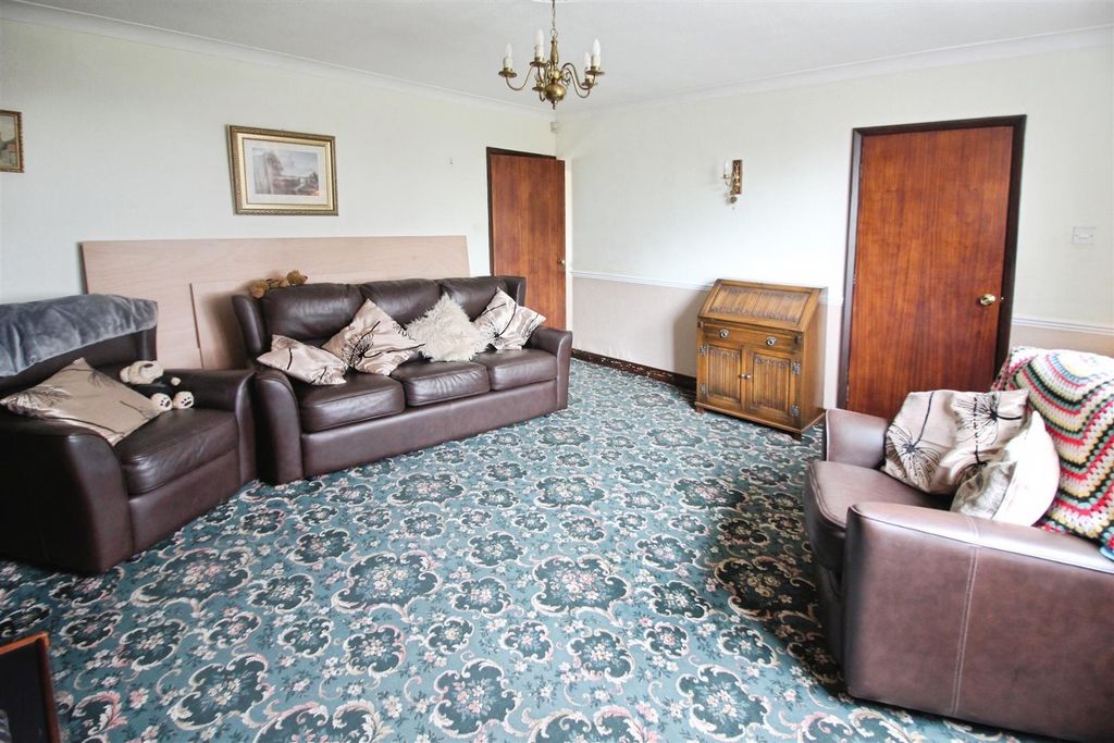 Property photo 3 of 14 Lounge