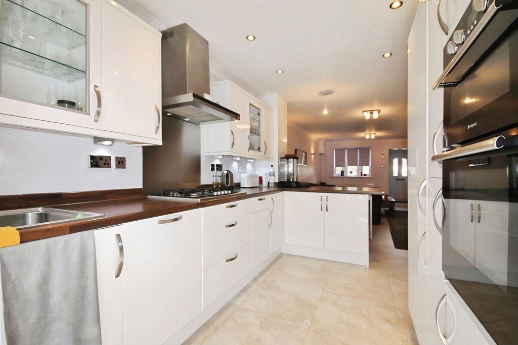 Property photo 3 of 14 Kitchen