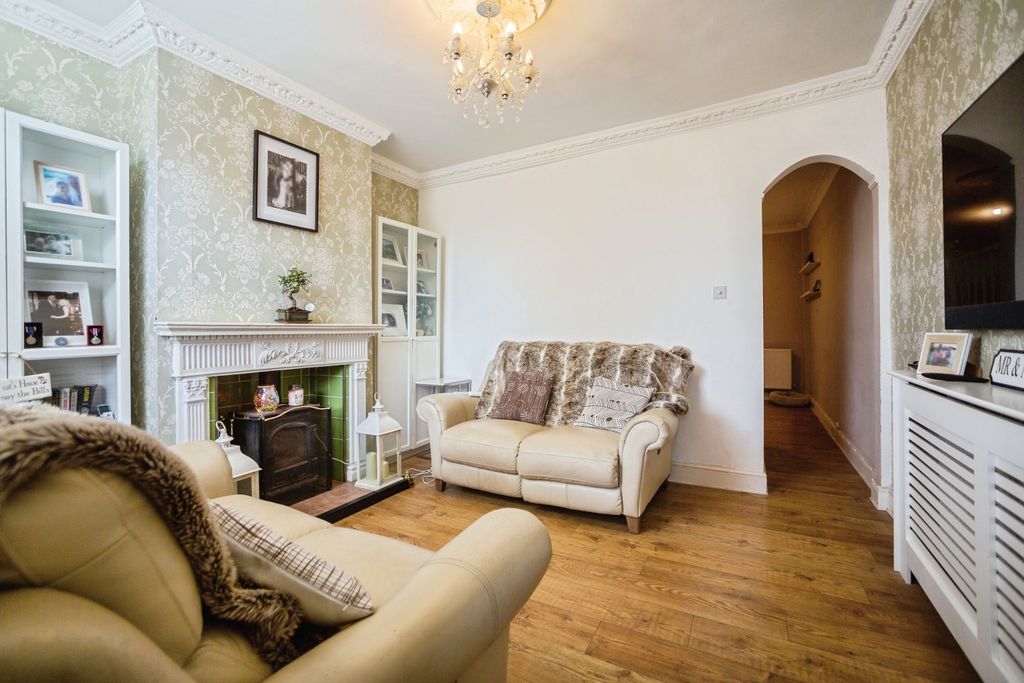 Property photo 3 of 17 Lounge