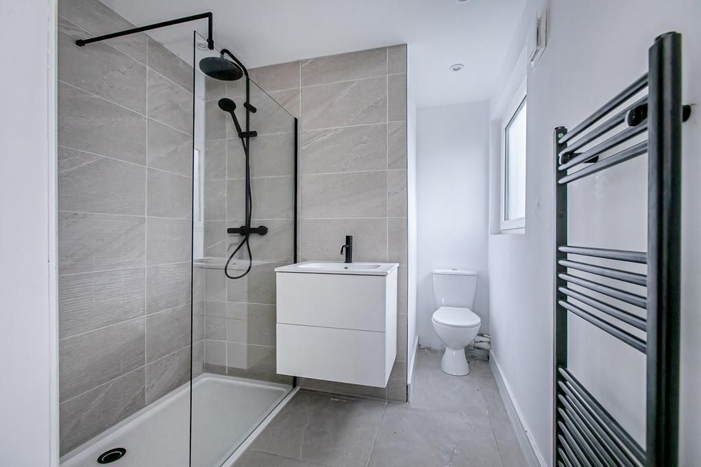 Property photo 3 of 45 Cup1428Seg Bedroom 2 Ensuite Shower Room.Jpg