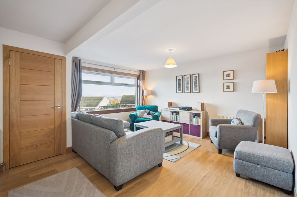 Property photo 2 of 23 Lounge