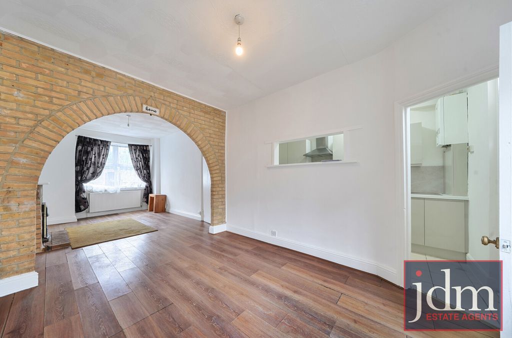 Property photo 3 of 10 3565905A-Ed0B-47A...