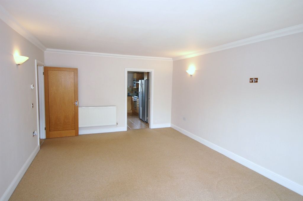 Property photo 3 of 13 Lounge