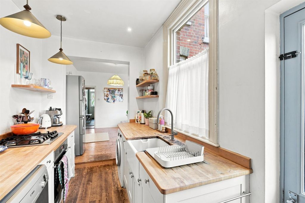 Property photo 3 of 24 49-Doverstreet-012.Jpg