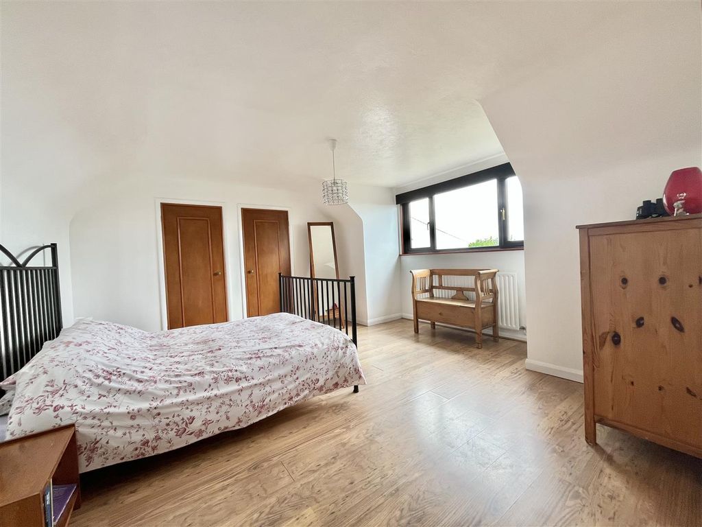 Property photo 3 of 32
