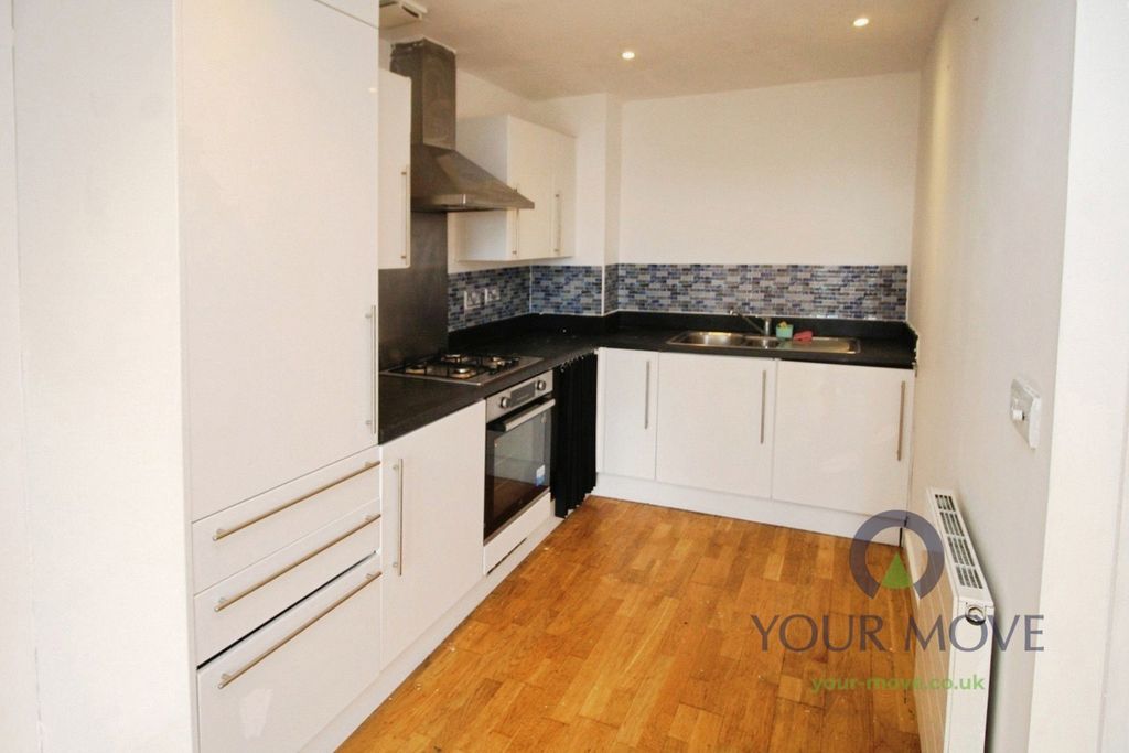 Property photo 3 of 10 Kitchen