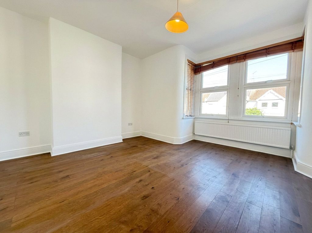 Property photo 2 of 6 Picture No. 12