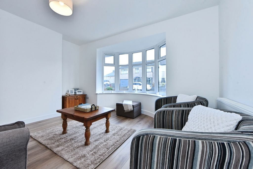 Property photo 3 of 20 Lounge