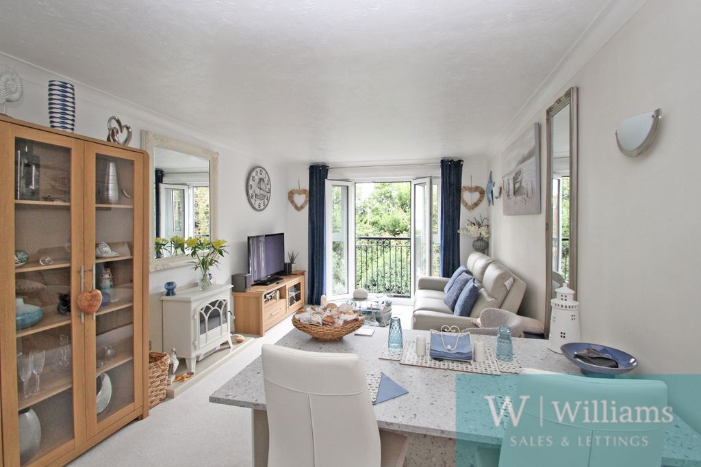 Property photo 3 of 15 Lounge