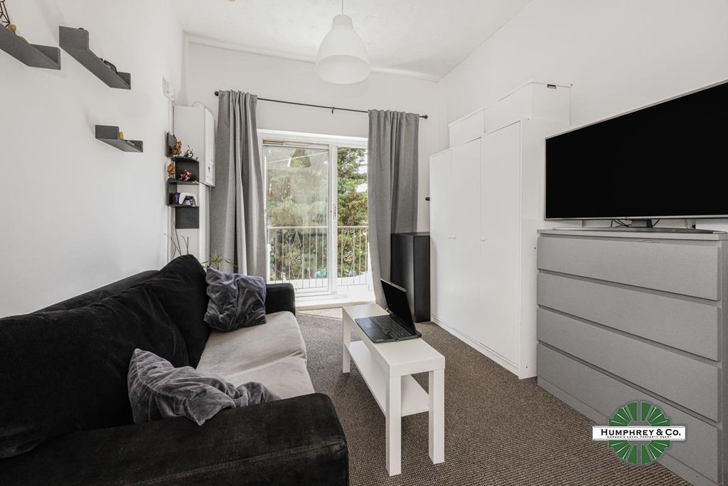 Property photo 2 of 11 Bulwer Road (7).Jpg
