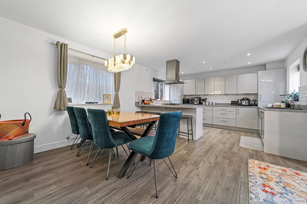 Property photo 2 of 32 Ernestfancylane Kitchen