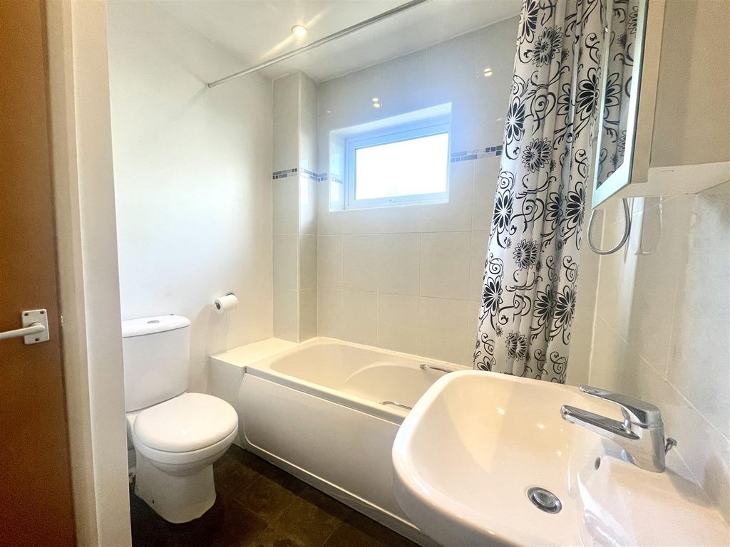 Property photo 3 of 9 Bathroom