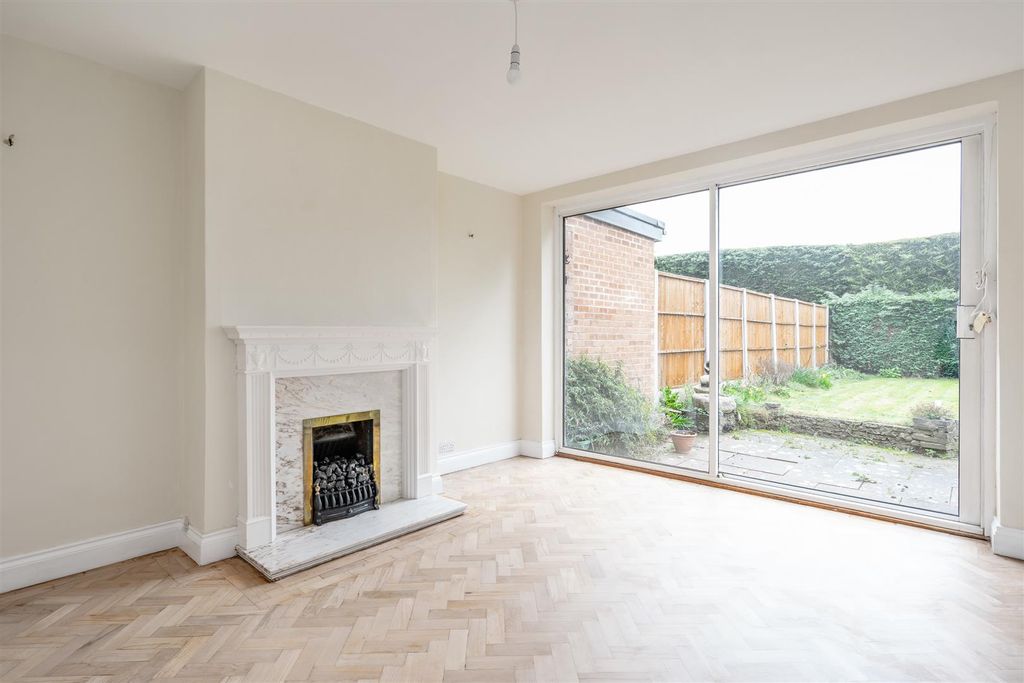 Property photo 3 of 11 38 Ravenscroft Road_7.Jpg