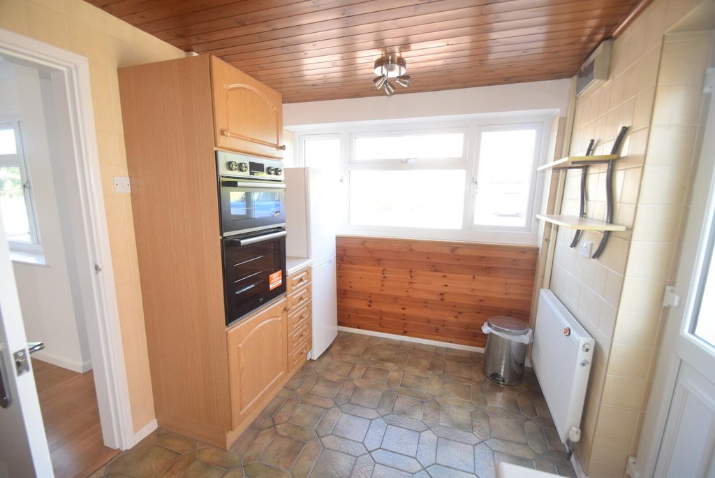 Property photo 3 of 17 Kitchen