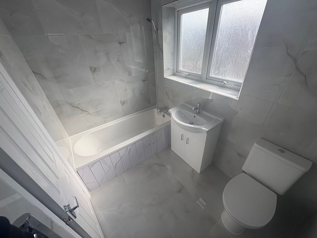 Property photo 3 of 9 Bathroom