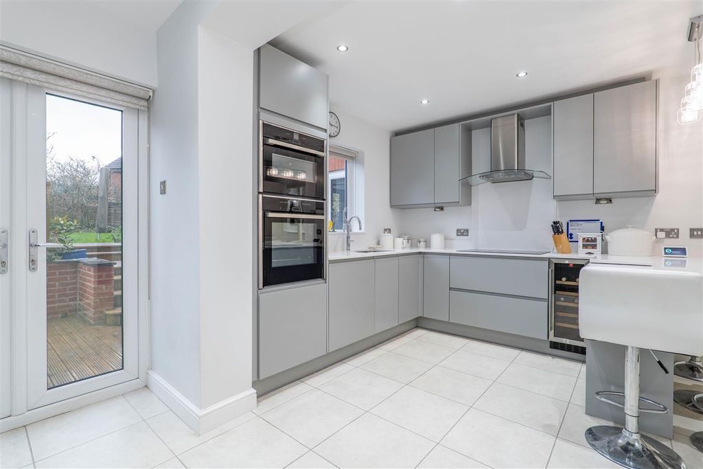 Property photo 3 of 44 Kitchen/Breakfast Room