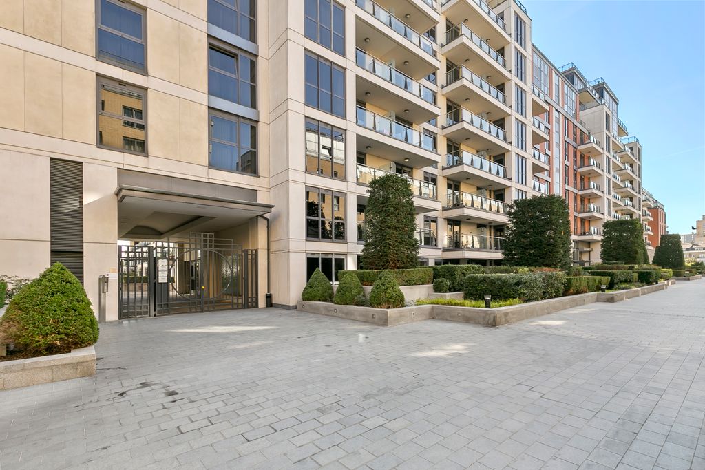 Property photo 1 of 21 Stunning Three Bedroom Three Bathroom Apartment