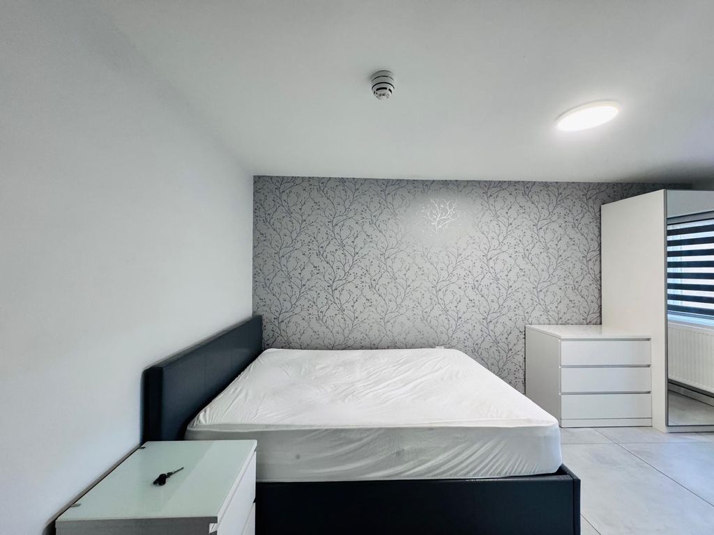 Property photo 2 of 6 Flat 21 75 Chaplin Road (5)