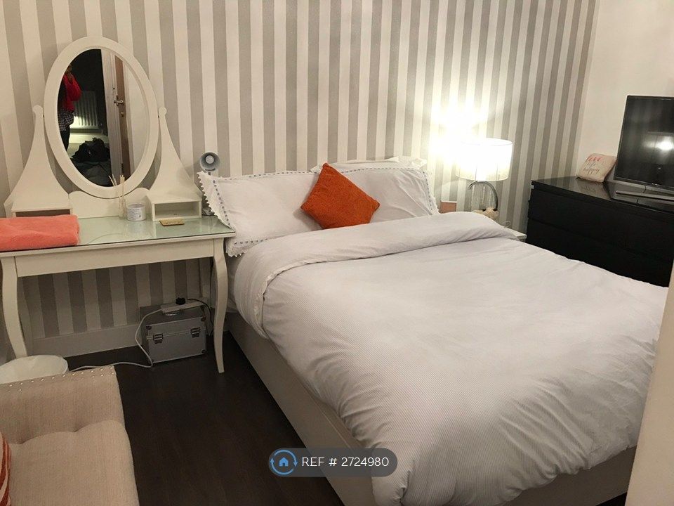 Property photo 3 of 30 Master Bedroom With Immaculate En-Suite Bathroom