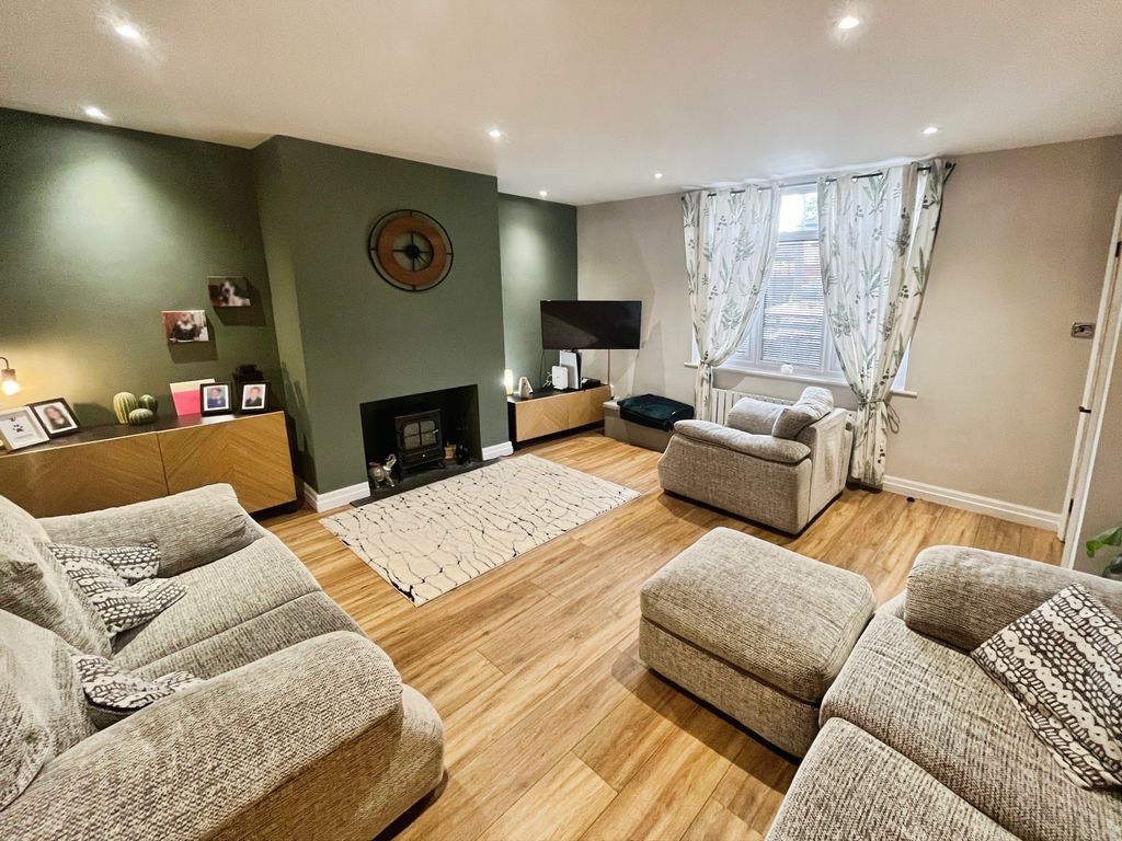 Property photo 1 of 16 Lounge
