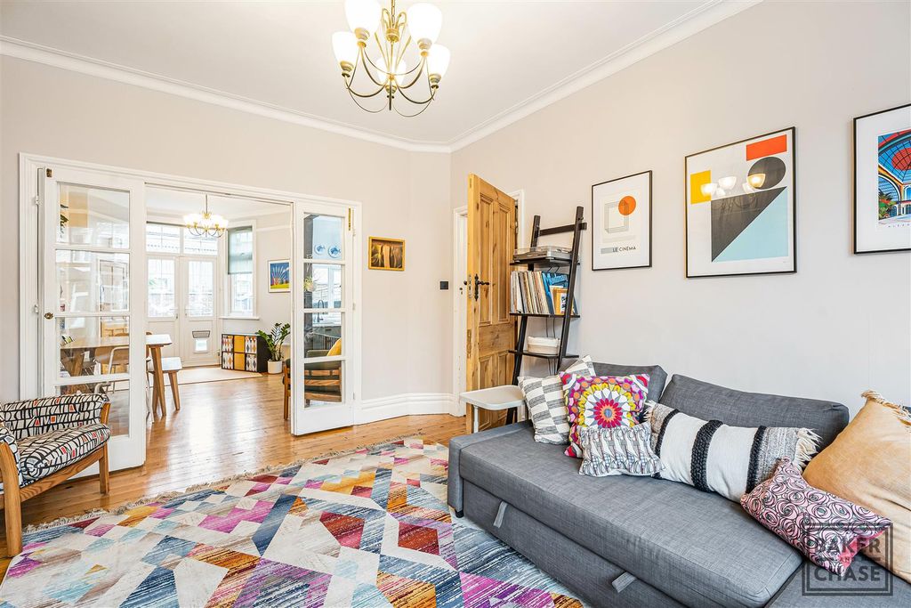 Property photo 3 of 31 Lounge