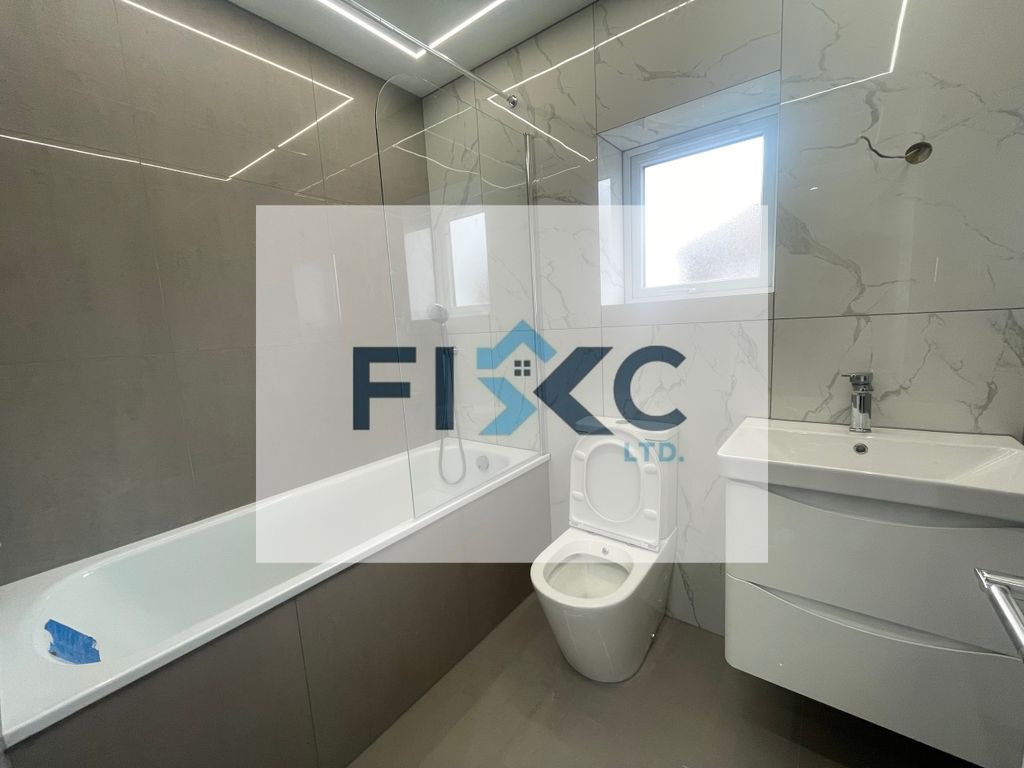 Property photo 3 of 19 Bathroom.Jpeg