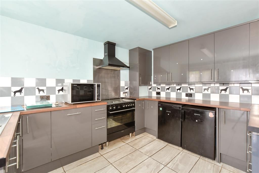 Property photo 3 of 10 Kitchen