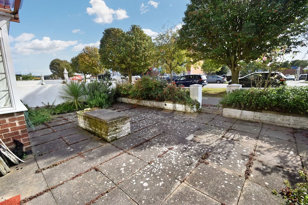 Property photo 2 of 27 Front Courtyard