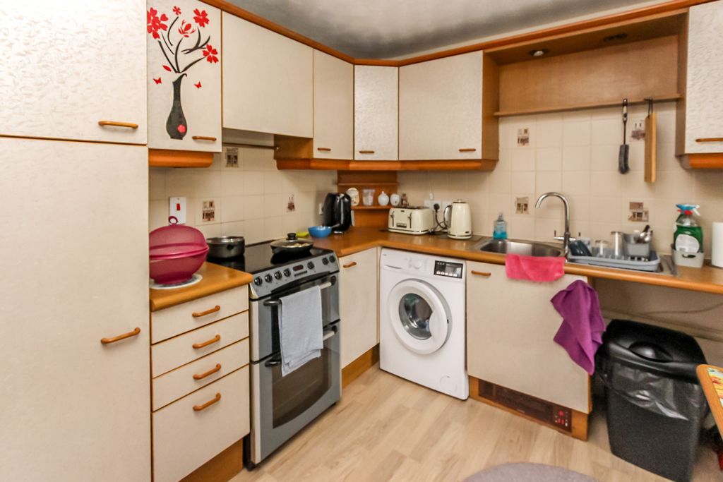 Property photo 3 of 7 Kitchen