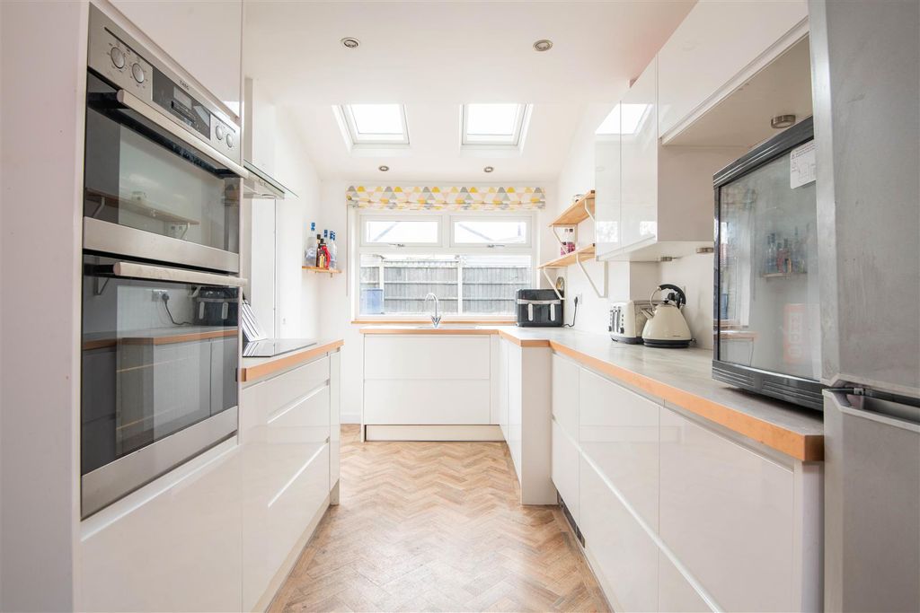 Property photo 3 of 18 Kitchen