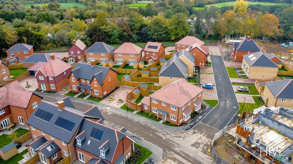 Property photo 2 of 29 The Everglade, Knightwood Chase