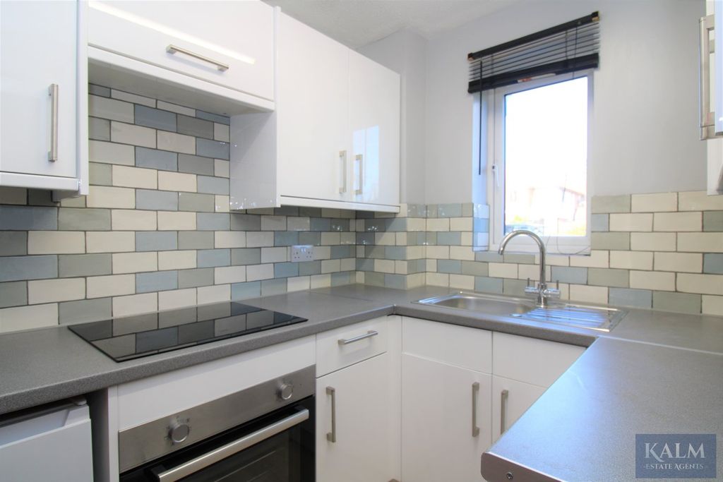 Property photo 2 of 7 Kitchen