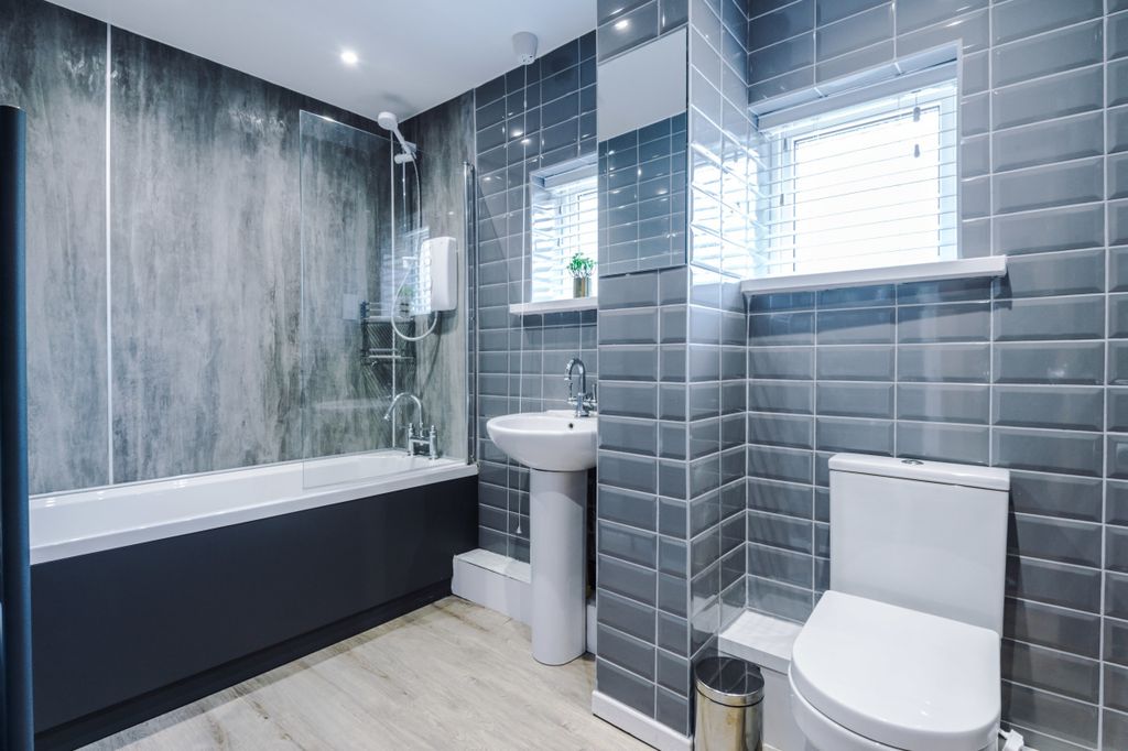Property photo 2 of 15 24Mp Bathroom