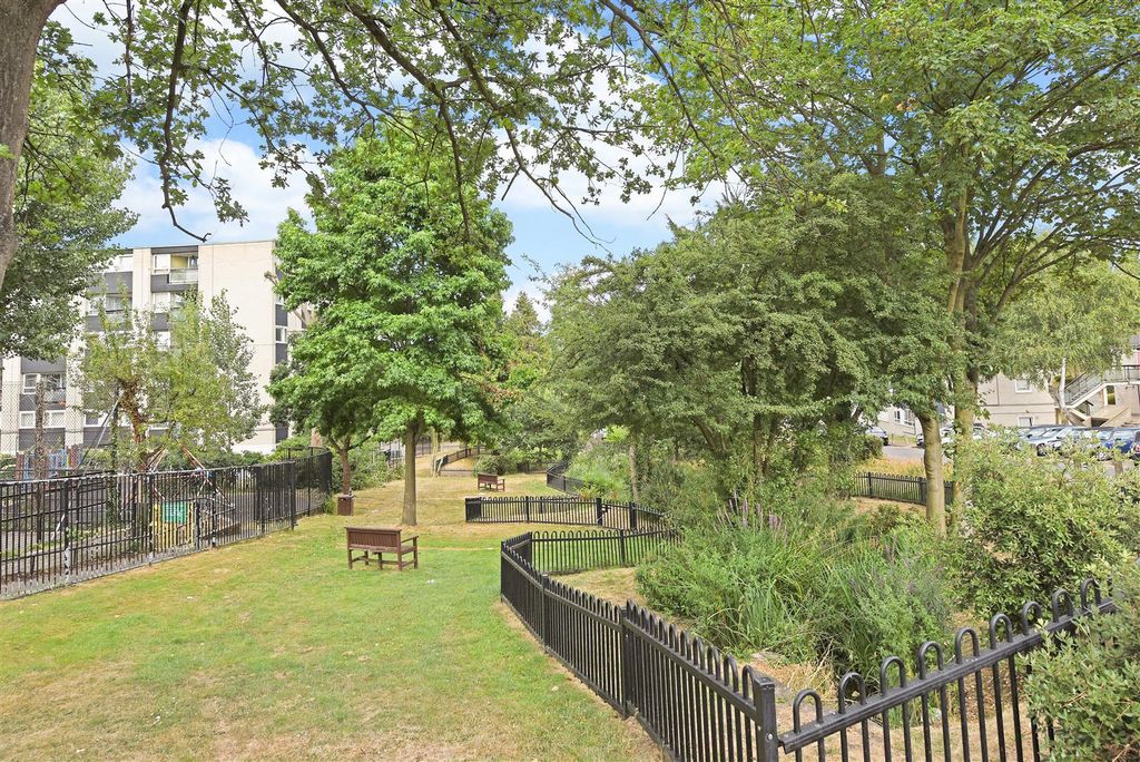 Property photo 3 of 6 Gardens
