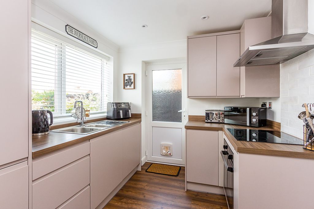 Property photo 3 of 14 Kitchen