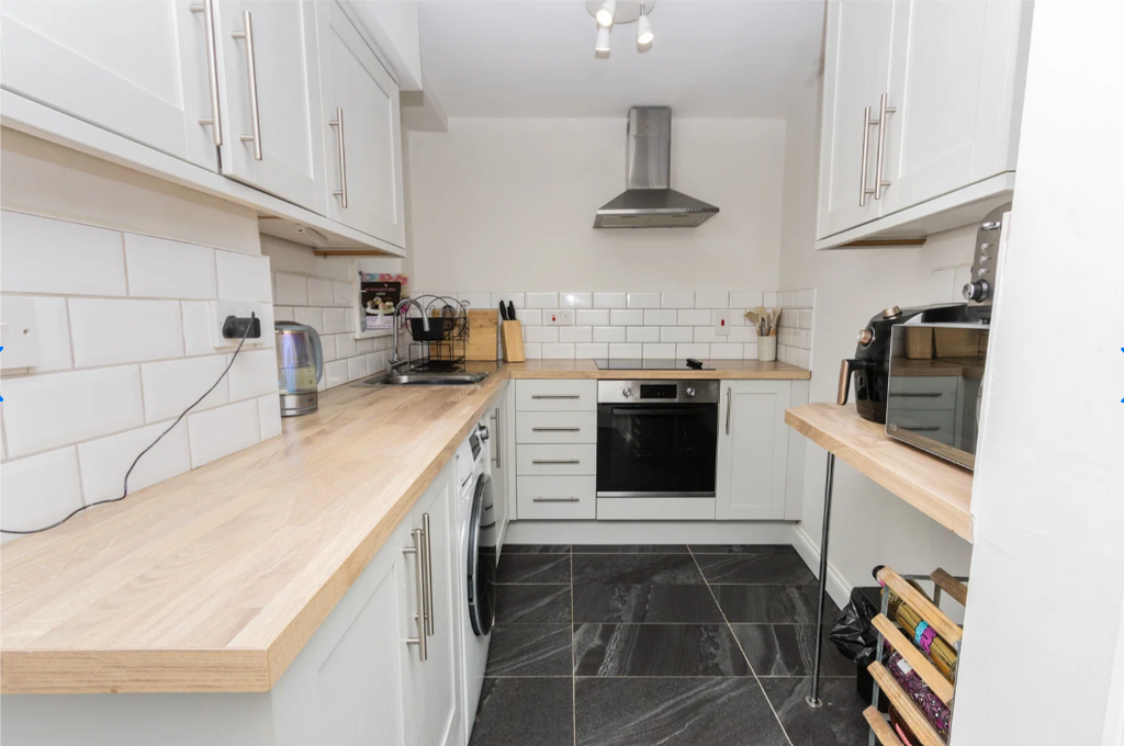 Property photo 3 of 7 Kitchen