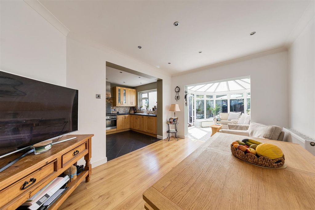 Property photo 2 of 24 New Road, E4