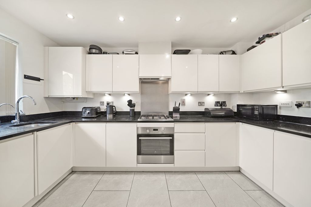 Property photo 2 of 15 20Fentonrdkitchen