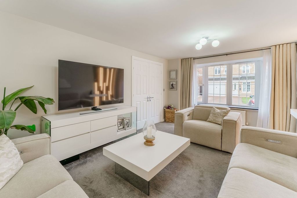 Property photo 2 of 34