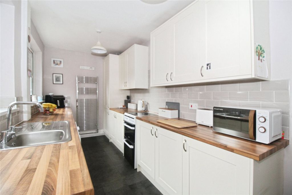 Property photo 2 of 12 Fitted Kitchen