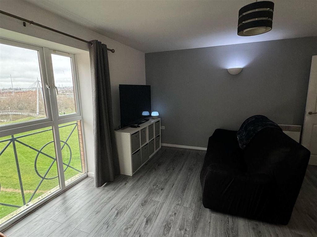 Property photo 3 of 11 Lounge 1