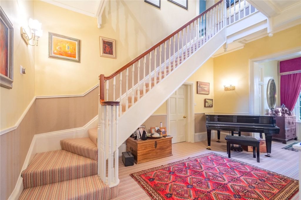 Property photo 3 of 22 Entrance Hall