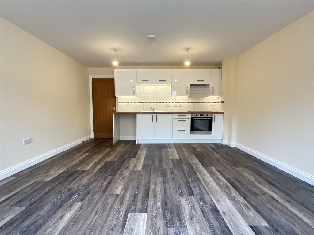 Property photo 1 of 8 Lounge / Kitchen