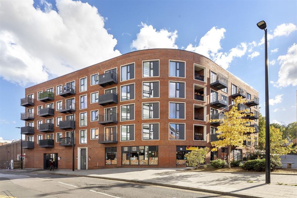 Property photo 1 of 15 28 Newland Gate, Lilys Walk, Hp11 2Fz-17.Jpg