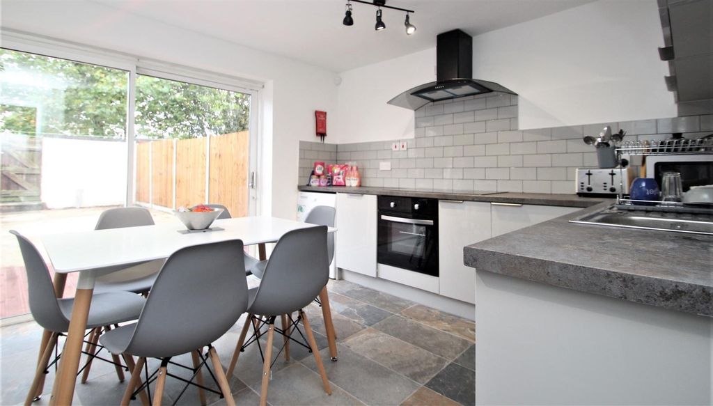 Property photo 1 of 8 11 Argyll Road Kitchen 1 .Jpg