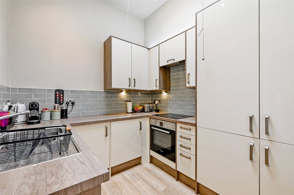 Property photo 3 of 9 Kitchen