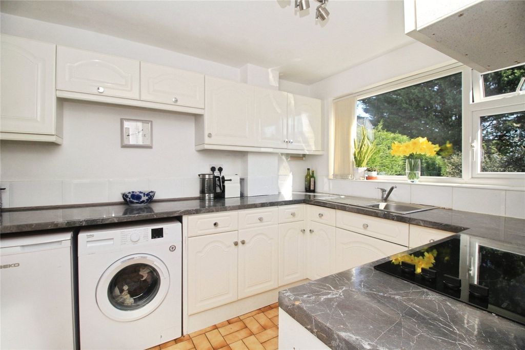 Property photo 3 of 12 Fitted Kitchen