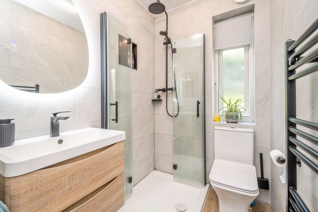 Property photo 3 of 20 Family Bathroom