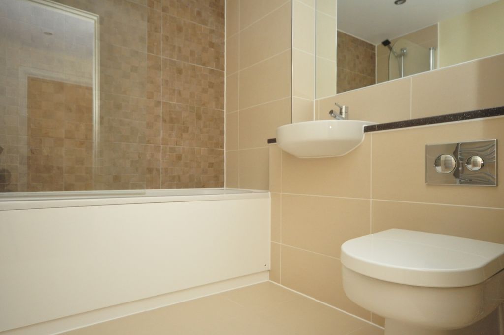 Property photo 3 of 10 Bathroom